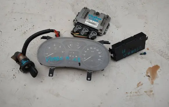 Opel Vivaro Engine control unit/module 8200389519 0281011529