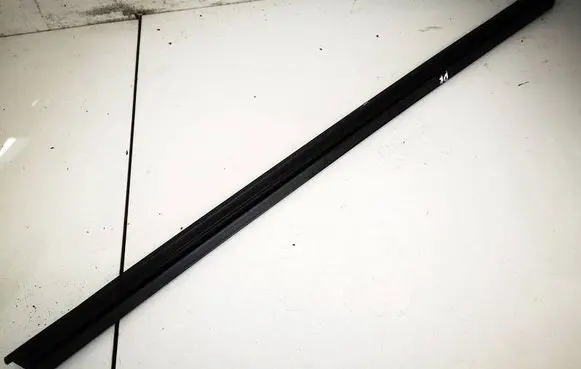 Skoda Roomster (5J) Front door glass trim molding 5j7837479