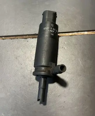 BMW 5 E39 Windscreen/windshield washer pump 8357837