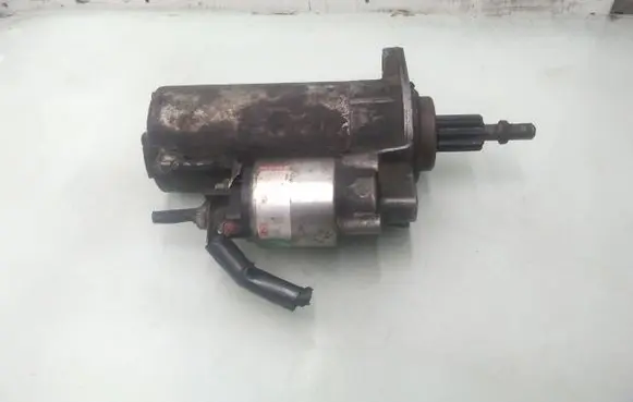Volkswagen Golf III Starter motor 068911023T