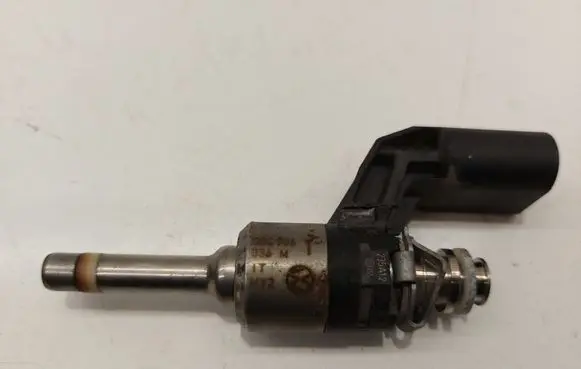 Skoda Octavia Mk2 (1Z) Fuel injector 03C906036M