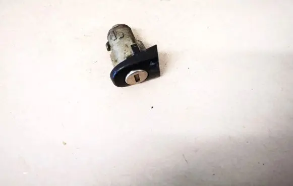 Volkswagen Polo Front door lock (next to the handle) 