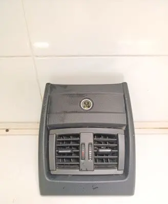 Rear air vent grill