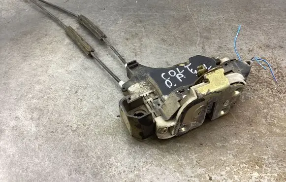 Mitsubishi Colt CZ3 Front door lock (next to the handle) 