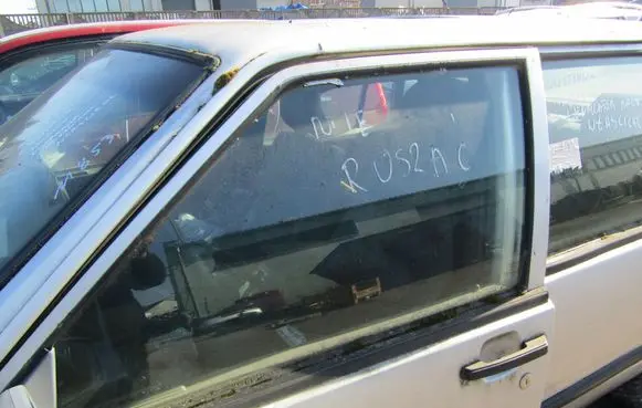 Volvo 940 Front door window glass four-door 