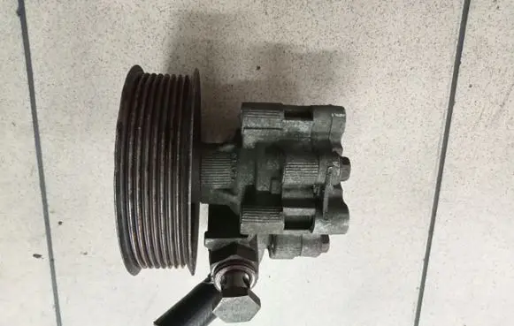 Land Rover Discovery 3 - LR3 Power steering pump QVB500400