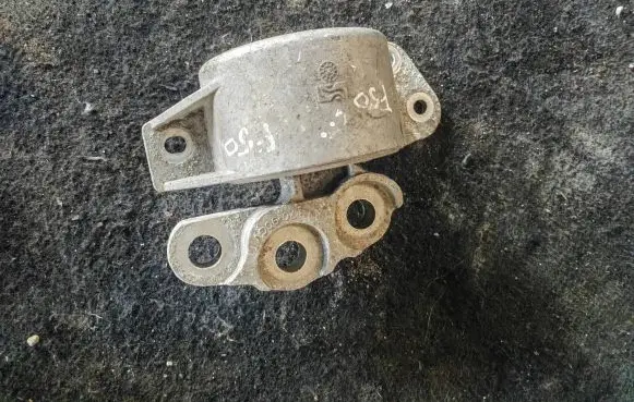 Fiat 500L Engine mounting bracket 00557036510