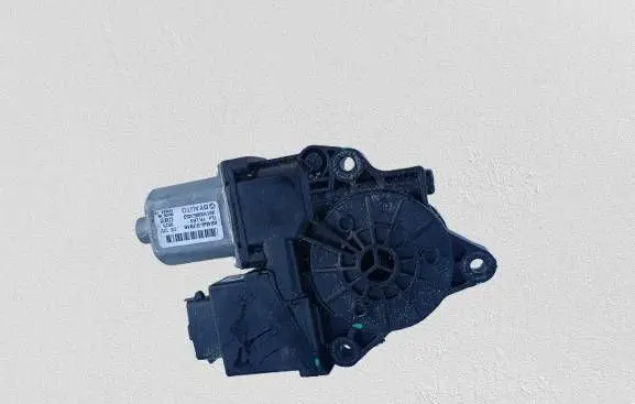 Hyundai Tucson JM Front door window regulator motor 82450D7010