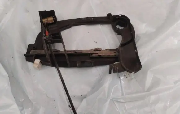 BMW 7 E65 E66 Front door exterior handle/bracket 7013702