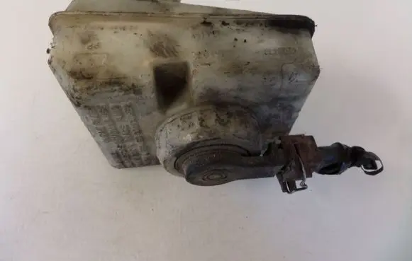 Volvo S70 V70 V70 XC Brake fluid reservoir 9200439