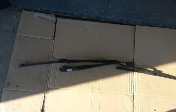 Volvo V50 Front wiper blade arm