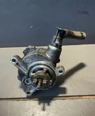 Volvo V70 Vacuum pump 08658230