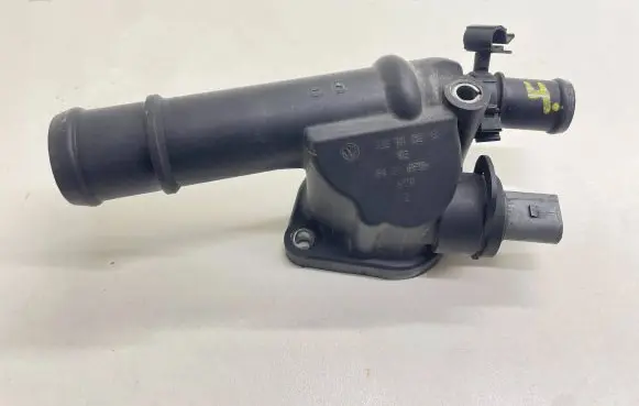 Volkswagen Touran I Engine coolant pipe/hose 03G121132B