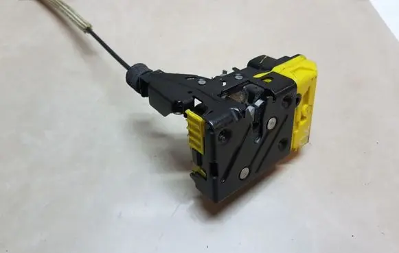 Volvo S60 Front door lock 8650547