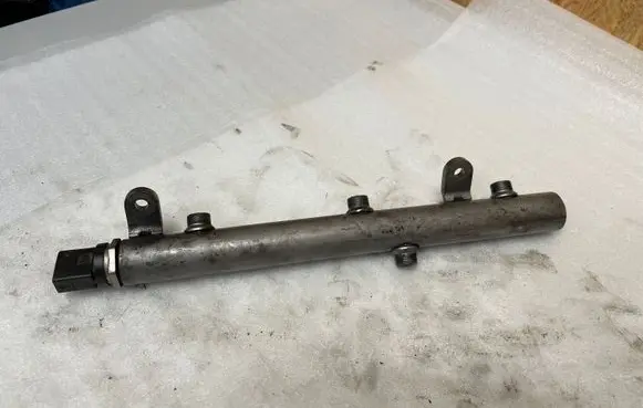 Mercedes-Benz E W211 Fuel main line pipe A6420702595