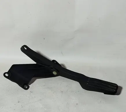 Ford Mondeo Mk III Accelerator throttle pedal 1S719P732CC