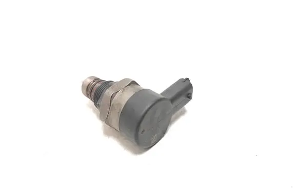 Volvo S80 Fuel pressure regulator 30777576