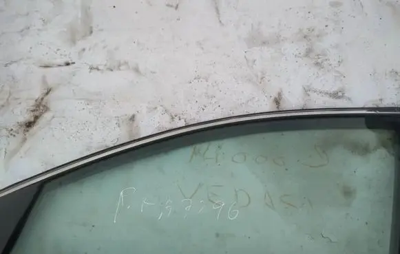 KIA Sportage Front door window glass four-door