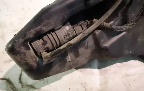 Chevrolet Cruze Windscreen/windshield washer pump 3240115