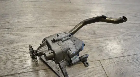 Mercedes-Benz C AMG W204 Oil pump A6461810101