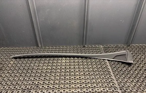 Opel Vivaro Windshield trim 727618104R