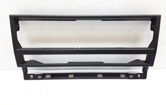 BMW 5 E39 Radio/GPS head unit trim 8247302