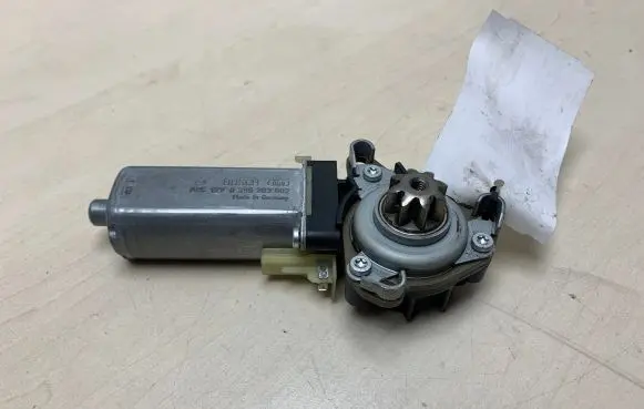 Mercedes-Benz C W204 Seat adjustment motor 0390203002