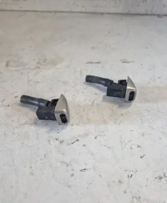 Volvo V70 Windshield washer spray nozzle 