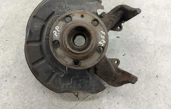 Volkswagen Polo IV 9N3 Front wheel hub spindle knuckle 