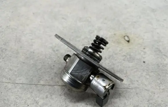 BMW 1 E81 E87 Fuel injection high pressure pump 7562473