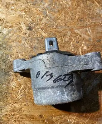 Maserati Ghibli Engine mount bracket 06700048710 0A236 00211