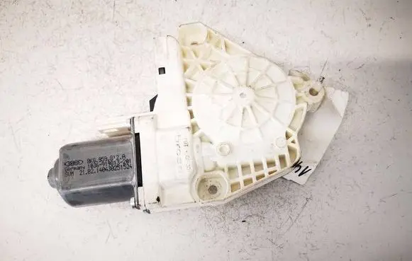 Skoda Octavia Mk1 (1U) Rear door window regulator motor 5K0959812A 1036919813201