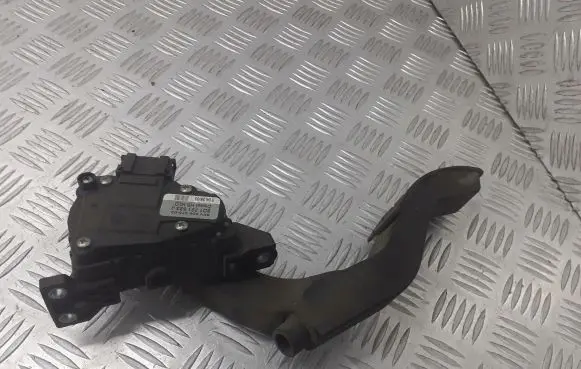 Volkswagen PASSAT B5.5 Accelerator throttle pedal 8D1721523J