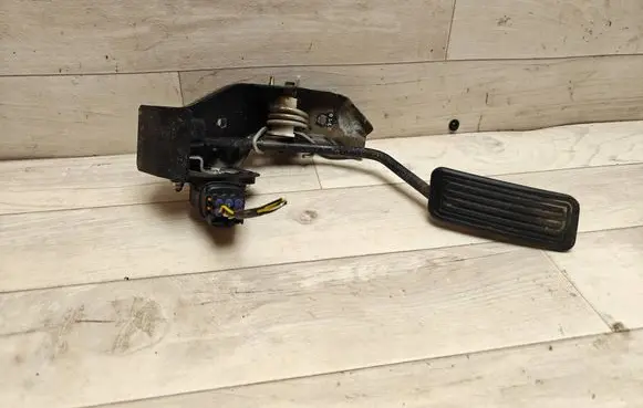 Toyota Avensis T250 Accelerator throttle pedal 