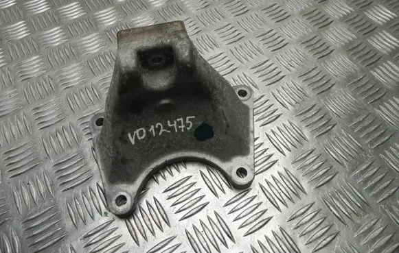 BMW 5 E60 E61 Engine mounting bracket 6776667 VD12475