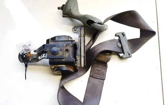 Middle seatbelt (rear)