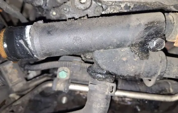 Volkswagen Touran I Engine coolant pipe/hose 038121132d