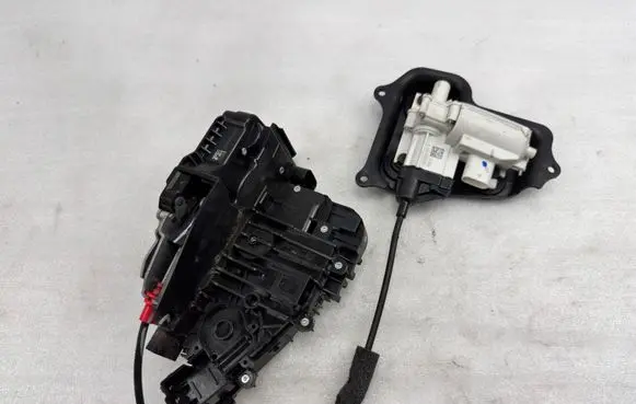 Mercedes-Benz GL X166 Front door lock A1667600800