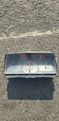 Volkswagen PASSAT B3 Speedometer (instrument cluster) 81117621