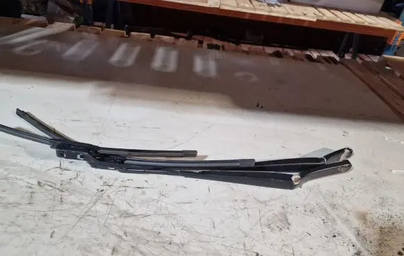 Volkswagen PASSAT B6 Front wiper blade arm