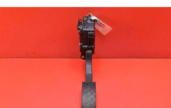 Accelerator throttle pedal