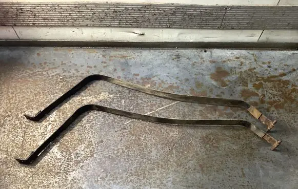 Fuel tank mounting bracket