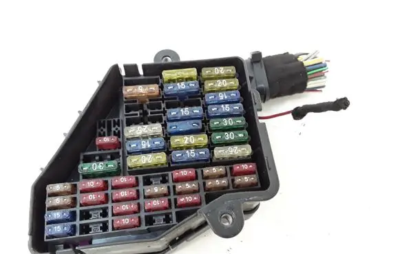 Audi A6 S6 C5 4B Relay mounting block 