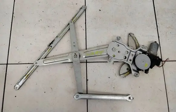 Suzuki Splash Front door window regulator with motor 