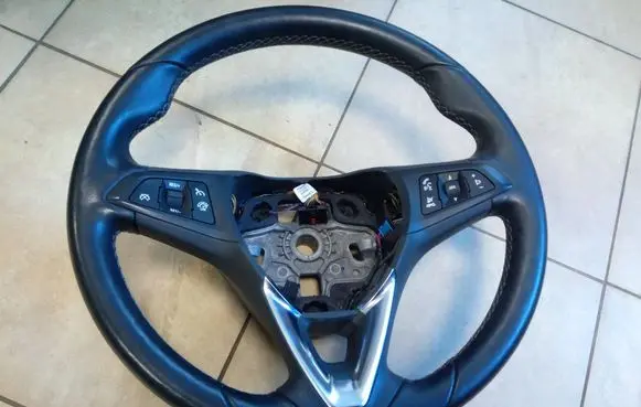 Opel Corsa E Steering wheel 13403218 34152131C