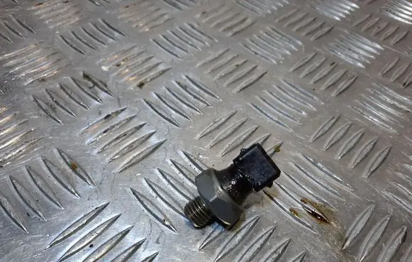 BMW 6 F12 F13 Oil pressure sensor 75684800