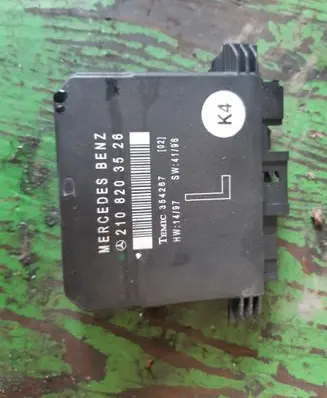 Mercedes-Benz C W202 Door control unit/module 2108203526