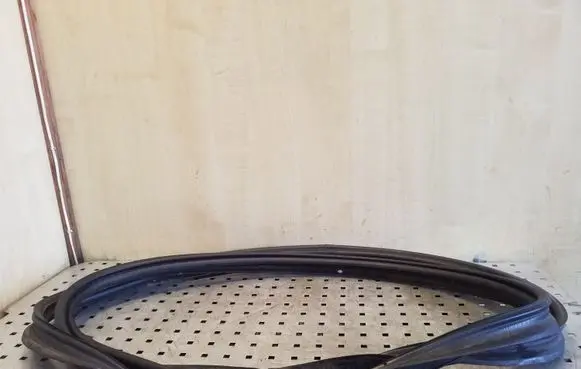 Trunk rubber seal (body)