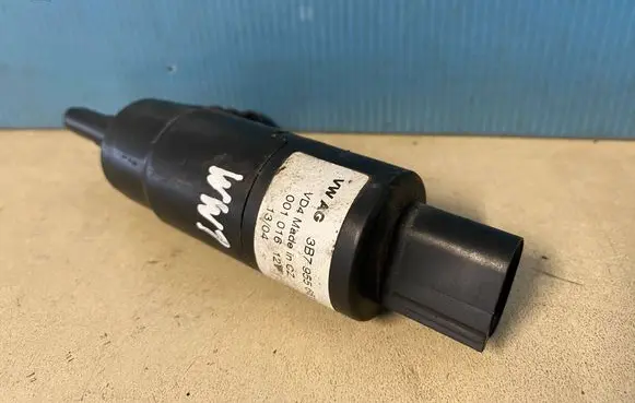 Volkswagen Golf VII Headlight washer pump 3B7955681
