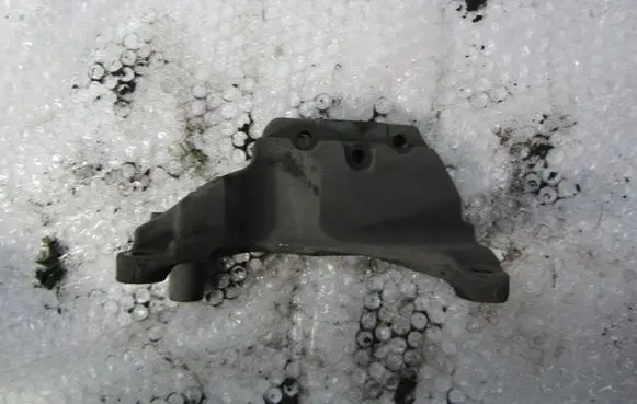 Opel Zafira B Engine mounting bracket 13189381
